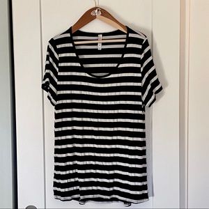 NWOT LuLaRoe Classic Tee